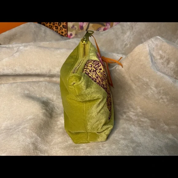 Powder Climbing Leopard Velvet Pouch - Picture 4 of 10